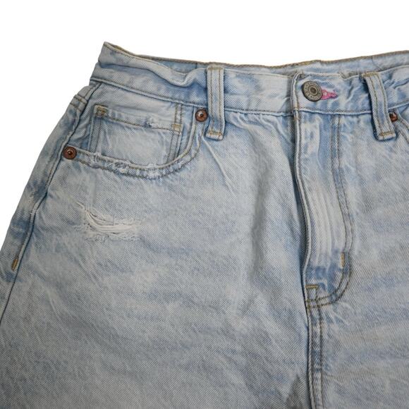 American Eagle Womens 2 Light Wash Cuffed Mom Jean Short - Picture 3 of 11